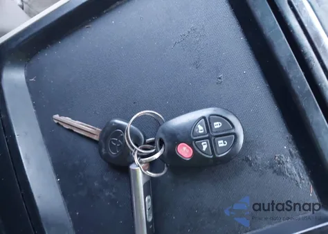 2011 Toyota Sienna Le V6 z USA, uszkodzony, nr VIN 5TDKK3DC0BS020418